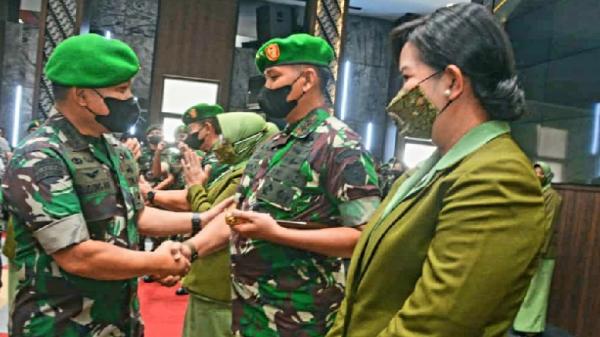 KSAD Jenderal TNI Dudung Abdurachman menyalami Pangdam III/Siliwangi Mayjen TNI Kunto Arief Wibowo. (Foto: Pendam Siliwangi)