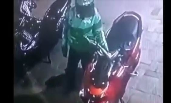 Tangkapan layar detik-detik ojol mencuri HP di laci motor yang terparkir di depan masjid Kota Makassar. (Foto: iNews TV/M Nur Bone)