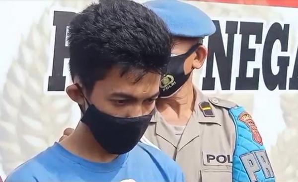 Polisi menangkap Andi Kurniawan di Pelabuhan Gilimanuk, Senin (31/1/2022). (Foto: iNews/Nyoman Sudika).