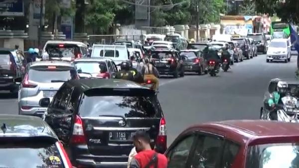 Bandung Raya PPKM Level 3, Polres Cimahi Awasi Prokes Wisatawan ke Lembang