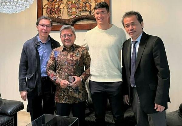 Kiper Panathinaikos, Cyrus Margono Kiper Panathinaikos keturunan Indonesia, Cyrus Margono (kedua dari kanan) mengunjungi Kedubes RI di Athena pada Jumat (28/1/2022). (Foto: Instagram/@indonesiainath)