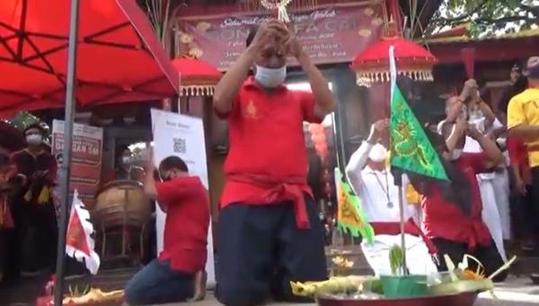 Ritual Imlek Bali 1 Ritual tolak bala menyambut Tahun Baru Imlek di Vihara Leeng Gwan Bio, Kuta, Bali. (Foto: iNews/Bagus Alit).