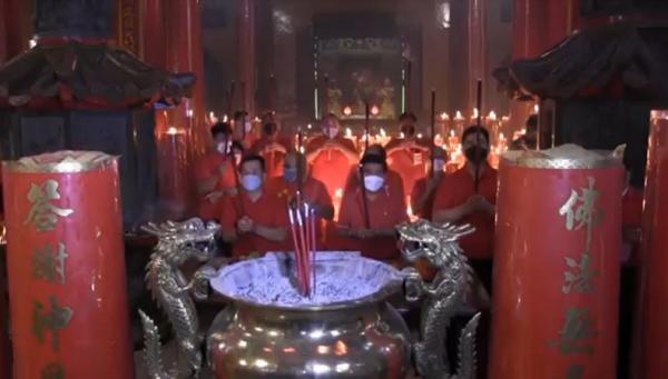 Ritual Nyala Lilin 2 Umat Konghucu menyambut Tahun Baru Imlek di Pangkalpinang. (Foto: iNews/Haryanto).