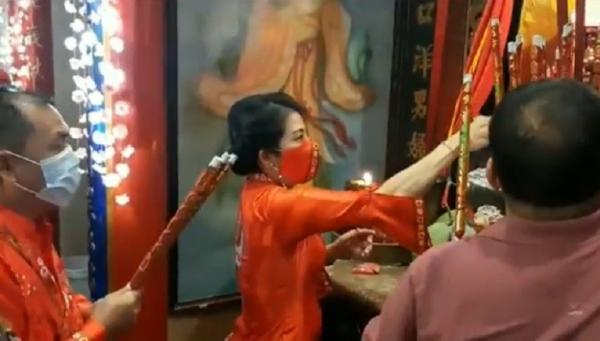 Wali Kota Singkawang Tjhai Chui Mie ibadah malam Imlek. (Foto: iNews/Uun Yuniar).