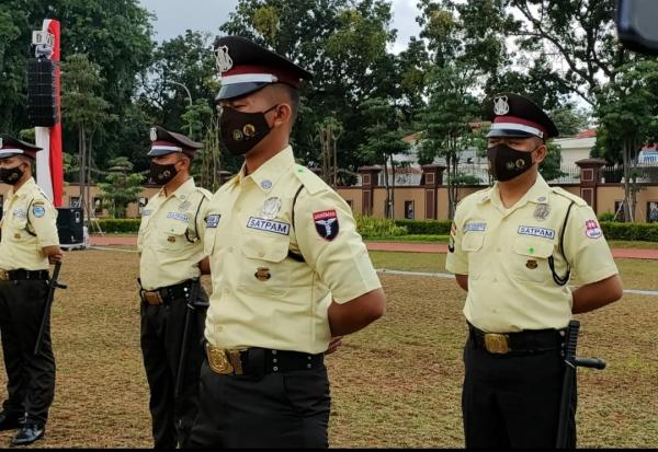 Seragam satpam berwarna krem (Puteranegara) 