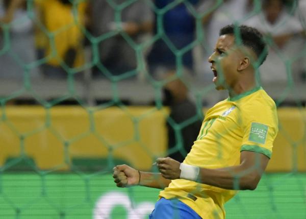 Rodrygo Goes Bintang muda Real Madrid, Rodrygo Goes merayakan gol pertamanya bagi Timnas Brasil saat melawan Paraguay dalam laga Kualifikasi Piala Dunia 2022 di Stadion Belo Horizonte, Rabu (2/2/2022). (Foto: REUTERS/Washington Alves)