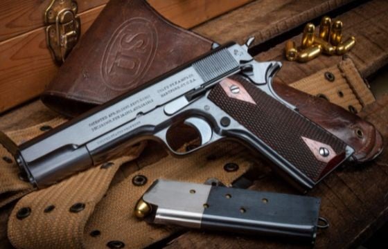 Pistol Colt 5 19fortyfive Rumah mewah di desa di Kabupaten Cilacap menjadi perhatian banyak orang. Persisnya terletak di Desa Jambu, Kecamatan Wanareja, Kabupaten Cilacap, Jawa Tengah. (Foto: Youtube)