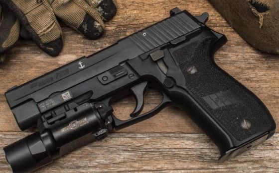 Pistol Sig Sauer 5 19fortyfive Rumah mewah di desa di Kabupaten Cilacap menjadi perhatian banyak orang. Persisnya terletak di Desa Jambu, Kecamatan Wanareja, Kabupaten Cilacap, Jawa Tengah. (Foto: Youtube)