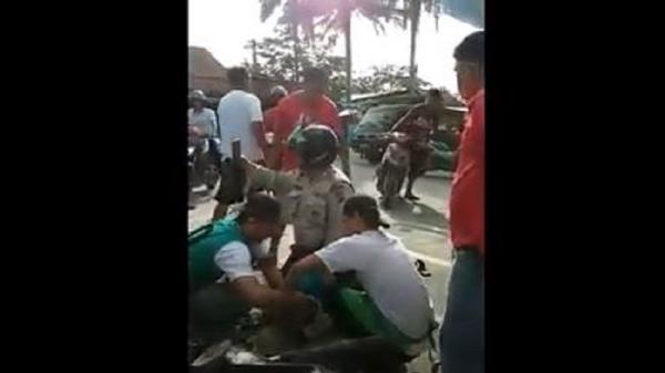Tangkapan layar video viral aksi heroik polisi bernama bernama Bripka Oktavianus yang menangkap dua jambret di pekanbaru. (Foto: iNews/M Yusuf)