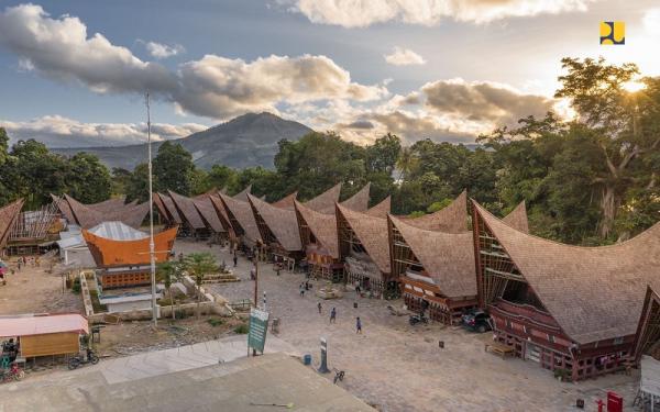 Kementerian PUPR meningkatkan kualitas rumah warga di Pulau Samosir, Sumut untuk dijadikan homestay di kawasan wisata Danau Toba. (foto: Kementerian PUPR)