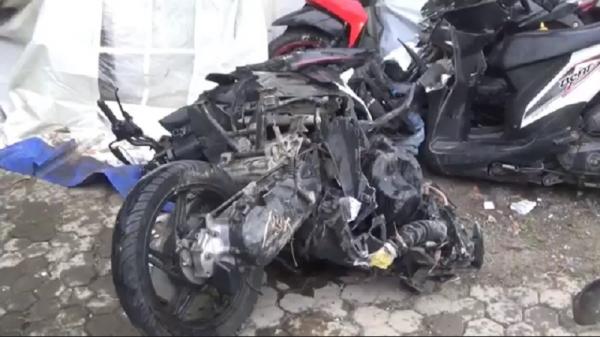 Penampakan motor mahasiwi yang tewas ditabrak truk, Jumat (4/2/2022). (Foto: iNews.id/Taufik Syahrawi).
