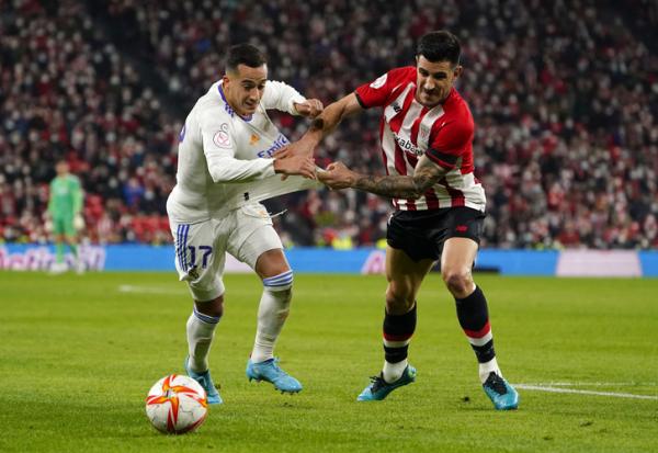 Pemain Athletic Bilbao, Yuri Berchiche menarik jersey bek sayap Real Madrid, Lucas Vazquez dalam laga perempat final Copa del Rey 2021/2022 di Stadion San Mames, Jumat (4/2/2022). (Foto: REUTERS/Vincent West)