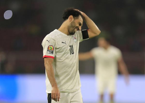 Pemain andalan Mesir, Mohamed Salah tampak kecewa karena kesulitan membobol gawang Kamerun dalam laga semifinal Piala Afrika 2021 di Stadion Olembe, Jumat (4/2/2022). (Foto: REUTERS/Thaier Al-Sudani)