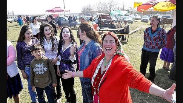 Pasar Gypsy Sembilan pasar paling aneh di dunia, Pasar Gypsy Bulgaria. (Foto: The Sun)