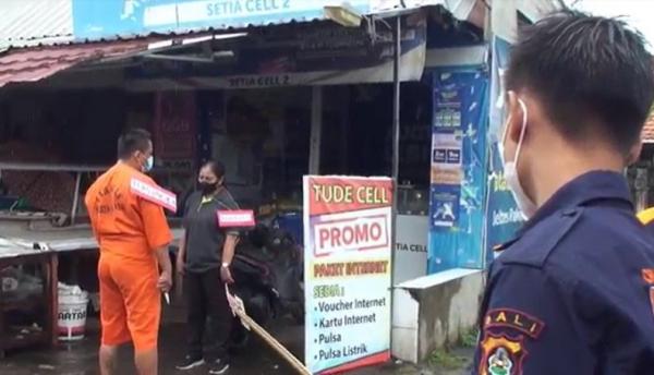 Rekonstruksi kasus suami bunuh selingkuhan istri di Gianyar. (Foto: iNews/Ketut Catur).