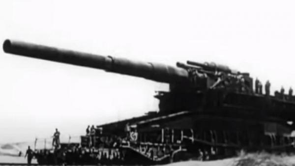 Schwerer Gustav Meriam raksasa yang digunakan pada perang dunia II, salah satunya Schwerer Gustav dan Dora. (Foto: geographyscout.com)