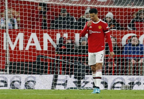 Striker Manchester United, Cristiano Ronaldo memperlihatkan raut kecewa usai gagal penalti melawan Middlesbrough dalam laga Piala FA 2021/2022 di Stadion Old Trafford, Sabtu (5/2/2022). (Foto: REUTERS/Craig Brough)