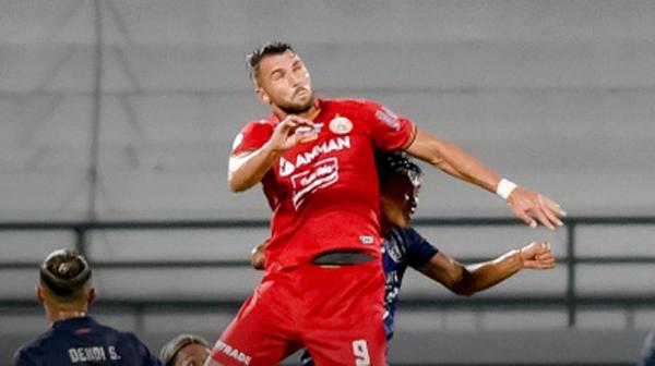 Persija Jakarta ditahan Arema 1-1 pada pekan ke-23 Liga 1 di Stadion I Wayan Dipta, Sabtu, (5/2/2022) malam. Marko Simic buka puasa di laga tersebut. (Foto: Twitter/Liga1Match)
