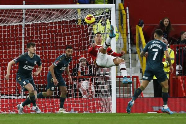 Striker Manchester United, Cristiano Ronaldo melakukan tendangan salto saat melawan Middlesbrough dalam laga Piala FA 2021/2022 di Stadion Old Trafford, Sabtu (5/2/2022). (Foto: REUTERS/Craig Brough)