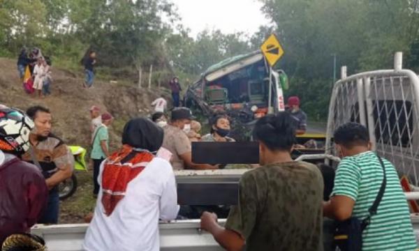 Penampakan mengerikan kecelakaan bus pariwisata di kawasan Bukit Bego Imogiri, Kabupaten Bantul, DIY, Minggu (6/2/2022) sore. (Foto: Instagram)