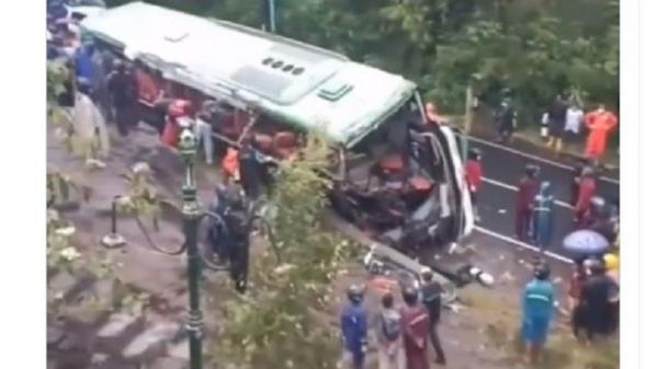 Penampakan mengerikan kecelakaan bus pariwisata di kawasan Bukit Bego Imogiri, Kabupaten Bantul, DIY, Minggu (6/2/2022) sore. (Foto: Twitter)