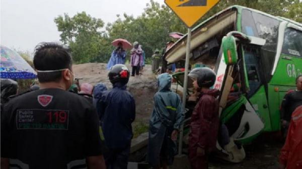 Penampakan mengerikan kecelakaan bus pariwisata di kawasan Bukit Bego Imogiri, Kabupaten Bantul, DIY, Minggu (6/2/2022) sore. (Foto: Instgram)