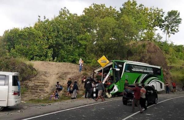 Sebuah bus wisata mengalami kecelakaan di Bukit Bego, Imogiri Bantul, Minggu (6/2/2022). (Foto: istimewa)