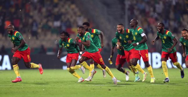Mengalahkan Burkina Faso lewat adu penalti, pemain Timnas Kamerun merayakan perebutan tempat ketiga Piala Afrika 2021 dalam laga yang berlangsung di Stadion Ahmadou Ahidjo, Minggu (6/2/2022). (Foto: REUTERS)