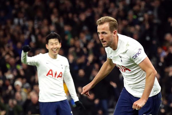 Striker Tottenham, Harry Kane Striker Tottenham, Harry Kane merayakan gol ketiga timnya ke gawang Brighton & Hove Albion bersama Son Heung-min dalam laga Piala FA 2021/2022 di Stadion Tottenham Hotspur, London, Minggu (6/2/2022). (Foto: REUTERS/David Klein)