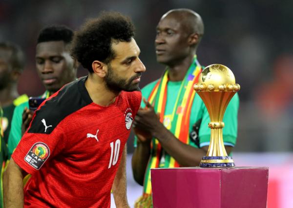 Bintang Timnas Mesir, Mohamed Salah tampak lesu karena gagal menjuarai Piala Afrika 2021. (Foto: REUTERS/Mohamed Abd El Ghany)
