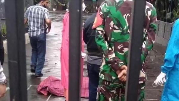 Jenazah korban tergeletak di halaman sekolah. (Foto: iNews/Ervan David)