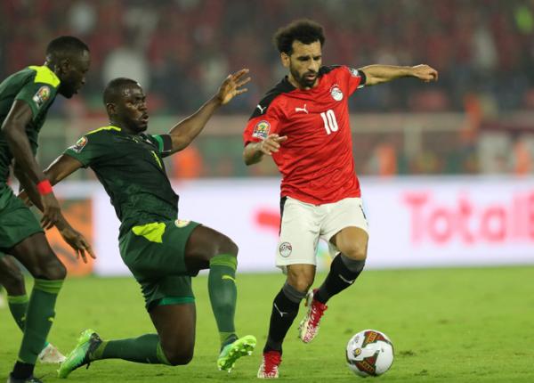 Kapten Timnas Mesir, Mohamed Salah Kapten Timnas Mesir, Mohamed Salah melewati tekel bek Senegal, Kalidou Koulibaly dalam laga final Piala Afrika 2021 di Stadion Olembe, Senin (7/2/2022). (Foto: REUTERS/Mohamed Abd El Ghany)