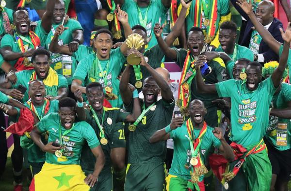 Kapten Timnas Senegal, Kalidou Koulibaly Kapten Timnas Senegal, Kalidou Koulibaly mengangkat trofi juara Piala Afrika 2021 seusai timnya mengalahkan Mesir di partai final, Senin (7/2/2022). (Foto: REUTERS/Thaier Al-Sudani)