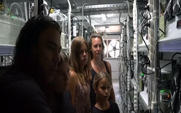 Keluarga Bitcoin Reu Keluarga Bitcoin memutuskan menetap di Portugal. Negara ini dipilih karena merupakan surga pajak kripto utama di Eropa. (foto: Reuters)