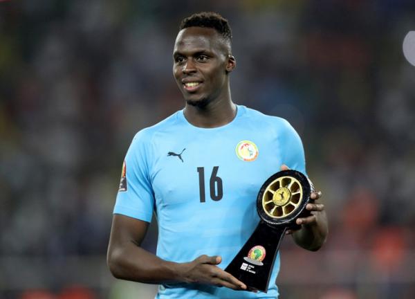 Kiper Senegal, Edouard Mendy Kiper Senegal, Edouard Mendy terpilih sebagai kiper terbaik Piala Afrika 2021, Senin (7/2/2022). (Foto: REUTERS/Mohamed Abd El Ghany)