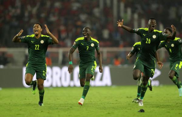 Pemain Timnas Senegal bersuka cita seusai menang adu penalti melawan Mesir di final Piala Afrika 2021 di Stadion Olembe, Senin (7/2/2022). (Foto: REUTERS/Mohamed Abd El Ghany)