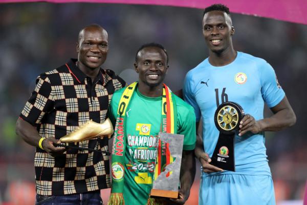 Striker Senegal, Sadio Mane Striker Senegal, Sadio Mane (tengah) menerima penghargaan pemain terbaik Piala Afrika 2021. Dia bersanding dengan pemain Kamerun, Vincent Aboubakar yang menjadi top scorer dan kiper terbaik Senegal, Edouard Mendy. (Foto: REUTERS/Mohamed Abd El Ghany)