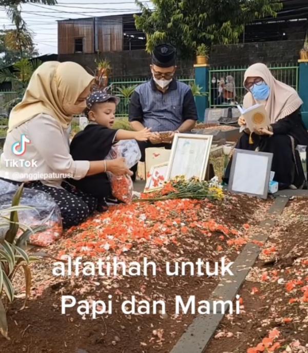 Video Gala Sky ziarah ke makam orangtuanya. (foto: TikTok)