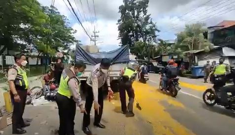 Petugas Satlantas Polrestabes Surabaya menggelar olah TKP kecelakaan beruntun. (Foto: iNews TV/Rahmat Ilyasan)