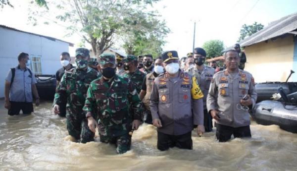 Pangdam Jaya Mayjen TNI Dudung Abdurachman bersama Kapolda Metro Jaya Irjen Pol Fadil Imran mengecek titik banjir di Kabupaten Bekasi akibat tanggul Sungai Citarum jebol, Minggu (21/2/2021). (Foto ist)