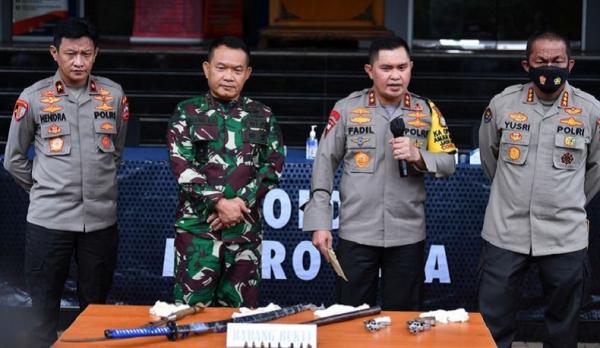 Pangdam Jaya Mayjen TNI Dudung Abdurachman bersama Kapolda Metro Jaya Irjen Pol Fadil Imran di Mapolda Metro Jaya. (Foto Antara).