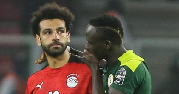 Mohamed Salah berusaha dihibur Sadio Mane seusai gagal membawa Mesir menjuarai Piala Afrika 2021. (Foto: Istimewa)