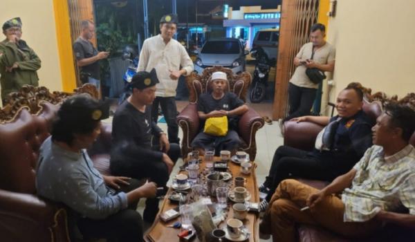 Dpo Kampung Beting Menyerahkan Diri Seorang DPO tawuran Kampung Beting, Abdul Hadi alias Dul Obeng menyerahkan diri. (Foto: Ist).