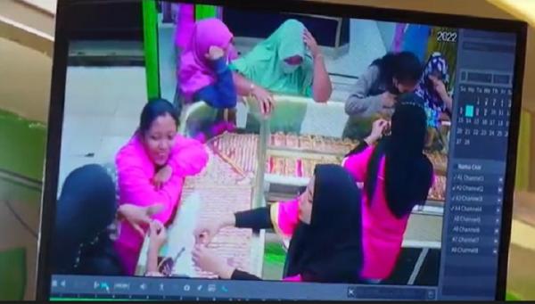 Terekam Cctv Komplotan Emak Emak Curi Perhiasan Di Toko Emas Lumajang