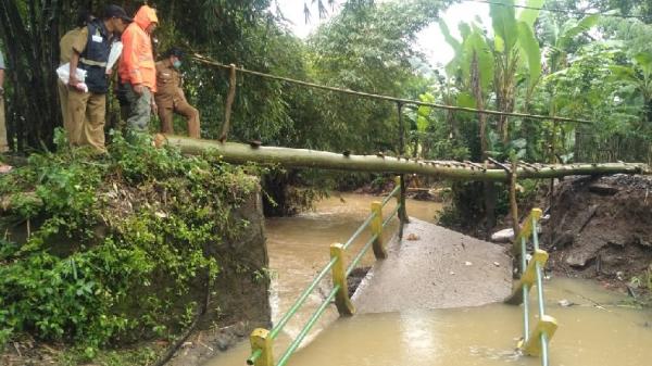 Jembatan Penghubung Dua Desa di Indramayu Ambruk, 2 Anak Terluka