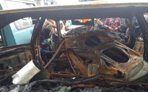 Gubernur Kaltara Zainal Arifin Paliwang melihat kondisi mobil yang digunakan putranya, AKP Novandi Arya Kharisma. (ANTARA).