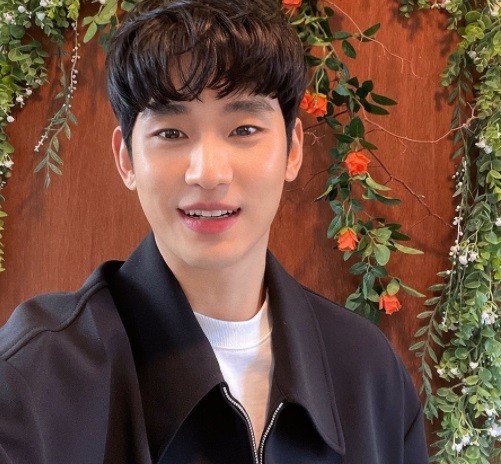 Artis yang memiliki wajah tidak simetris. (foto: instagram)