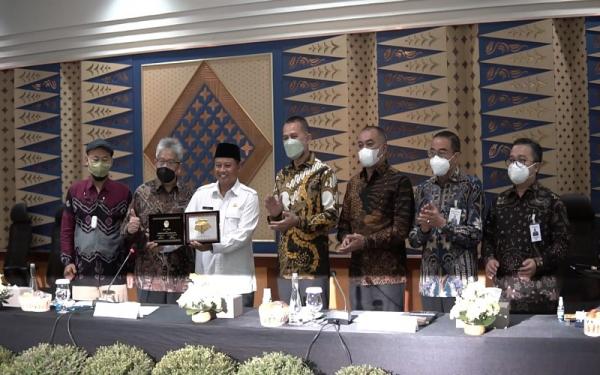Kunjungan dari BPD Kalteng dan BPD Sumut diterima oleh Wakil Gubernur Jawa Barat Uu Ruzhanul Ulum, Direktur Utama bank bjb Yuddy Renaldi beserta jajarannya.