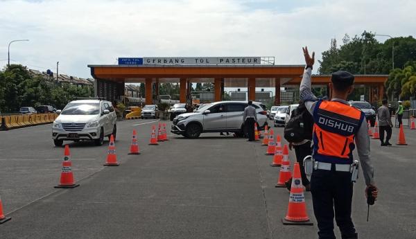 Penerapan Pertama Ganjil Genap Di Bandung, Puluhan Kendaraan Diputar Balik