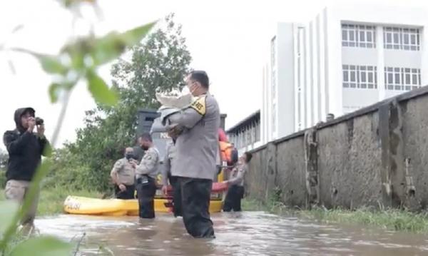 Kapolres Singkawang AKBP Prasetiyo Adhi Wibowo mengevakuasi korban banjir. (Foto: iNews/Uun Yuniar).
